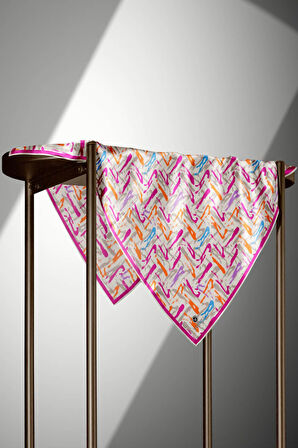 %100 Twill İpek Geometrik Desenli Turuncu - Pembe Renkli 90x90 Eşarp Dikim Şekli : El Dikişi