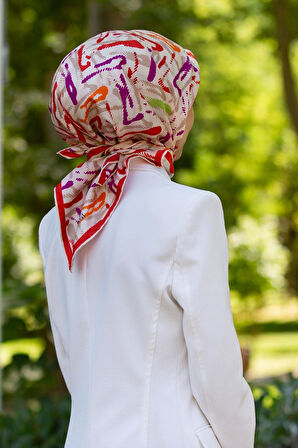 %100 Twill İpek Geometrik Desenli Kırmızı- Mürdüm Renkli 90x90 Eşarp Dikim Şekli : El Dikişi