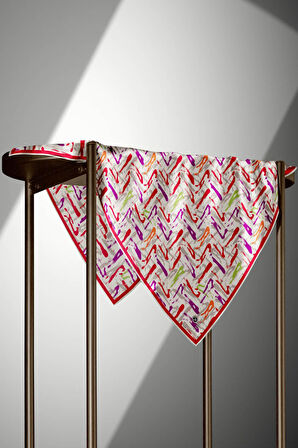 %100 Twill İpek Geometrik Desenli Kırmızı- Mürdüm Renkli 90x90 Eşarp Dikim Şekli : El Dikişi