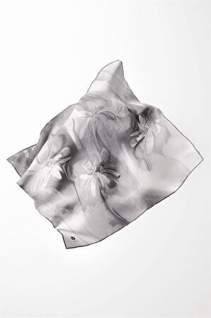 Twill Batik Çiçek Desenli Gümüş Renkli 90x90 Eşarp (İpek İçermez) Kenar Dikiş Şekli El Dikişli