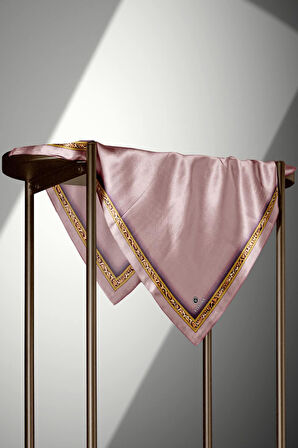 %100 Twill İpek Bordürü Leoparlı Düz Desenli Pudra - Gold Renkli 90x90 Eşarp Dikim Şekli : El Dikişi