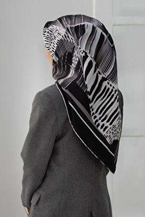 %100 Twill İpek Geometrik Desenli Siyah - Beyaz Renkli 90x90 Eşarp Dikim Şekli : El Dikişi