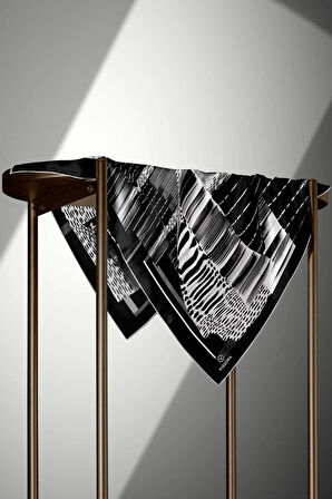 %100 Twill İpek Geometrik Desenli Siyah - Beyaz Renkli 90x90 Eşarp Dikim Şekli : El Dikişi