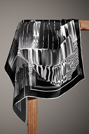 %100 Twill İpek Geometrik Desenli Siyah - Beyaz Renkli 90x90 Eşarp Dikim Şekli : El Dikişi