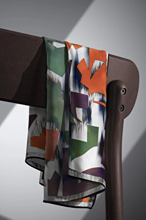 %100 Twill İpek Geometrik Desenli Turuncu - Zümrüt Yeşili Kabuğu Renkli 90x90 Eşarp Dikim Şekli : El Dikişi