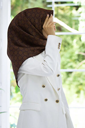 %100 Twill İpek Monogram Desenli Kahverengi Renkli 90x90 Eşarp Dikim Şekli : El Dikişi