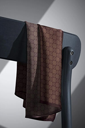%100 Twill İpek Monogram Desenli Kahverengi Renkli 90x90 Eşarp Dikim Şekli : El Dikişi