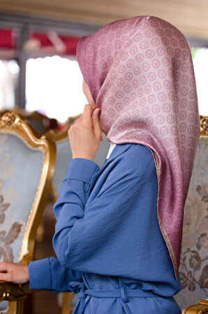 %100 Twill İpek Monogram Desenli Pudra - Gold Renkli 90x90 Eşarp Dikim Şekli : El Dikişi