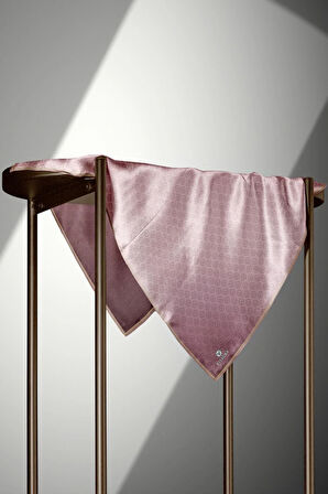 %100 Twill İpek Monogram Desenli Pudra - Gold Renkli 90x90 Eşarp Dikim Şekli : El Dikişi