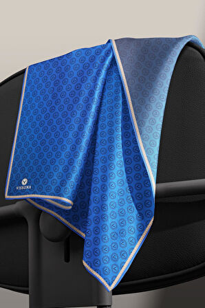 %100 Twill İpek Monogram Desenli Saks Renkli 90x90 Eşarp Dikim Şekli : El Dikişi