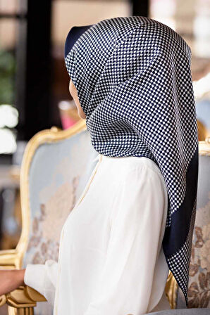 %100 Twill İpek Kazayağı Desenli Lacivert - Krem Renkli 90x90 Eşarp Dikim Şekli : El Dikişi