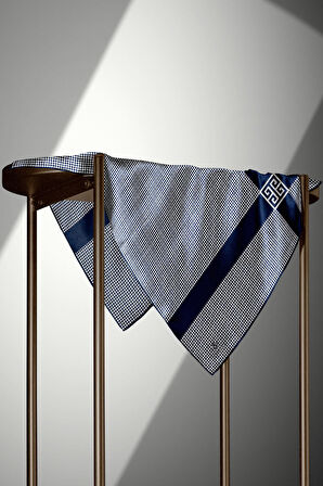 %100 Twill İpek Kazayağı Desenli Lacivert - Krem Renkli 90x90 Eşarp Dikim Şekli : El Dikişi