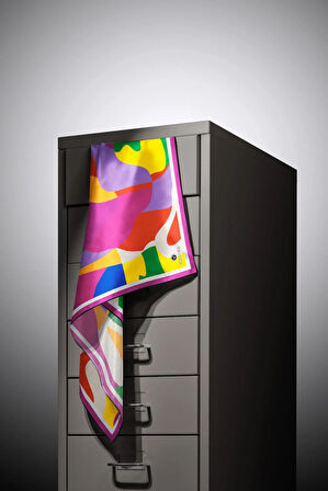 %100 Twill İpek Geometrik Desenli Fuşya Renkli 90x90 Eşarp Dikim Şekli : El Dikişi