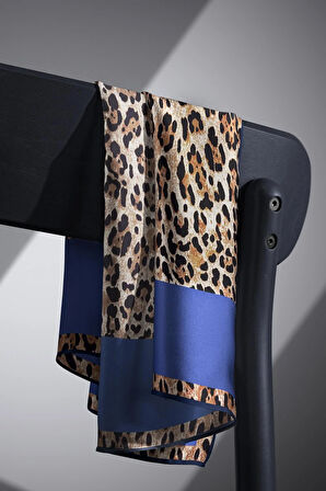 %100 Twill İpek Leopar Desenli İndigo Renkli 90x90 Eşarp Dikim Şekli : El Dikişi