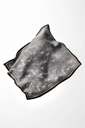 Twill Batik Desenli Siyah Renkli 90x90 Eşarp (İpek İçermez) Kenar Dikiş Şekli El Dikişli
