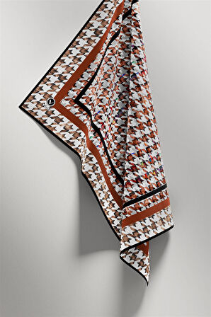 Twill Kazayağı Desenli Taba Renkli 90x90 Eşarp (İpek İçermez) Kenar Dikiş Şekli El Dikişli