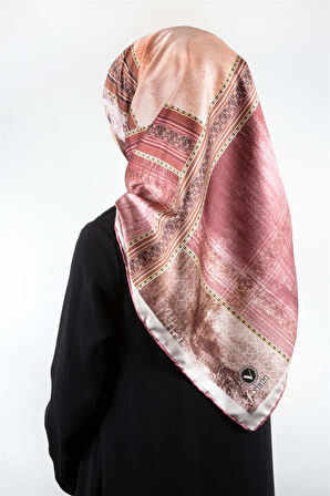 Twill Dokulu Ve Geometrik Desenli Pudra Renkli 90x90 Eşarp (İpek İçermez) Dikim Şekli : El Dikişi