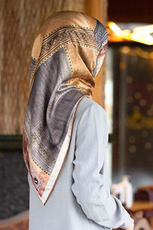 Twill Dokulu Ve Geometrik Desenli Gri Renkli 90x90 Eşarp (İpek İçermez) Dikim Şekli : El Dikişi