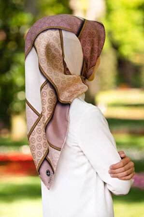 %100 Twill İpek Geometrik Desenli Bej - Pudra Renkli 90x90 Eşarp Dikim Şekli : El Dikişi