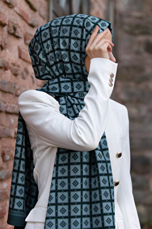 LÜKS MEDİNE İPEĞİ KARE DESENLİ ZÜMRÜT YEŞİLİ RENKLİ 75X195 KIRIŞMAZ ŞAL MOSS KREP DİKİŞ TİPİ İTALYAN DİKİŞLİ