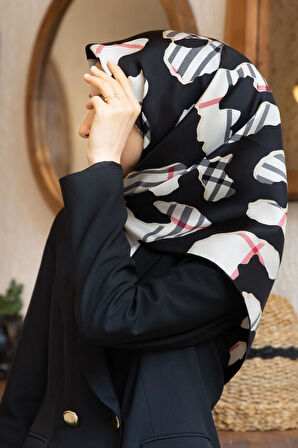 %100 Twill İpek Leopar Desenli Siyah - Krem Renkli 90x90 Eşarp Dikim Şekli : El Dikişi