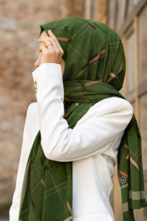 LÜKS MEDİNE İPEĞİ GEOMETRİK DESENLİ ZÜMRÜT YEŞİLİ - BEJ RENKLİ 75X195 KIRIŞMAZ ŞAL MOSS KREP DİKİŞ TİPİ İTALYAN DİKİŞLİ