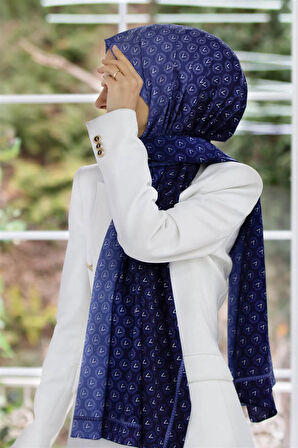 LÜKS MEDİNE İPEĞİ MONOGRAM DESENLİ LACİVERT RENKLİ 75X195 KIRIŞMAZ ŞAL MOSS KREP DİKİŞ TİPİ İTALYAN DİKİŞLİ