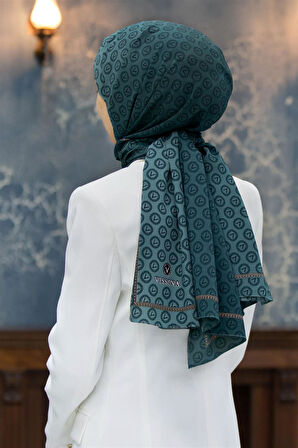 LÜKS MEDİNE İPEĞİ MONOGRAM DESENLİ ZÜMRÜT YEŞİLİ RENKLİ 75X195 KIRIŞMAZ ŞAL MOSS KREP DİKİŞ TİPİ İTALYAN DİKİŞLİ