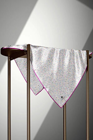 %100 Twill İpek Çıtır Motif Desenli Krem - Fuşya Renkli 90x90 Eşarp Dikim Şekli : El Dikişi