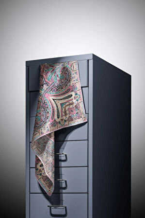 100% Twill İpek Etnik Desenli Pembe Renkli 90x90 Dikim Şekli : El Dikişi Eşarp