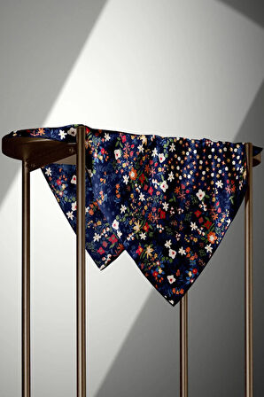 %100 Twill İpek Çıtır Çiçek Desenli Lacivert - Kırmızı Renkli 90x90 Eşarp Dikim Şekli : El Dikişi