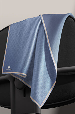 % 57 İPEK % 43 VİSKON Twill İpek Monogram Desenli İndigo Renkli 90x90 Eşarp Dikim Şekli : El Dikişi