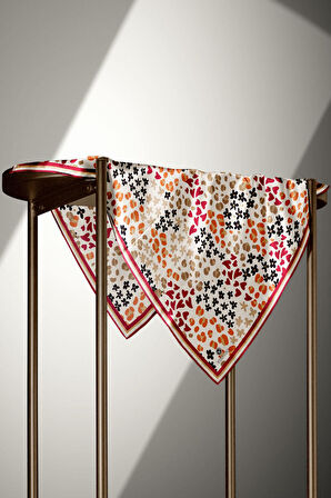 %100 Twill İpek Kalpli Leopar Desenli Krem - Bordo Renkli 90x90 Eşarp Dikim Şekli : El Dikişi