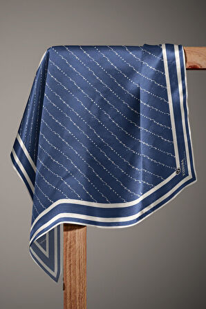 % 57 İPEK % 43 VİSKON Twill İpek El Yazısı Vissona Desenli İndigo Renkli Daha Tok Exclusive Serisi 90x90 Eşarp Kenar Dikiş Şekli : El Dikişi