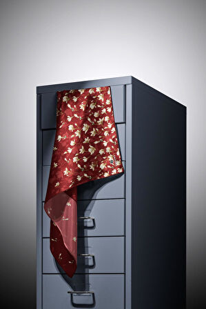 % 57 İPEK % 43 VİSKON Twill İpek Çiçek Desenli Bordo Renkli 90x90 Eşarp Dikim Şekli : El Dikişi