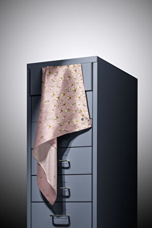 % 57 İPEK % 43 VİSKON Twill İpek Çiçek Desenli Pudra Renkli 90x90 Eşarp Dikim Şekli : El Dikişi