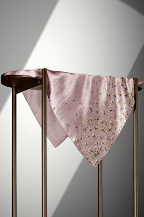 % 57 İPEK % 43 VİSKON Twill İpek Çiçek Desenli Pudra Renkli 90x90 Eşarp Dikim Şekli : El Dikişi