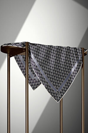 % 57 İPEK % 43 VİSKON Twill İpek Geometrik Desenli Siyah - Gri Renkli 90x90 Eşarp Dikim Şekli : El Dikişi