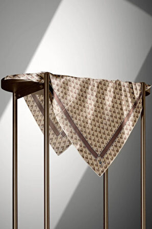 % 57 İPEK % 43 VİSKON Twill İpek Geometrik Desenli Bej - Sütlü Kahve Renkli 90x90 Eşarp Dikim Şekli : El Dikişi