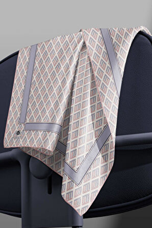 % 57 İPEK % 43 VİSKON Twill İpek Geometrik Desenli Pudra - Gri Renkli 90x90 Eşarp Dikim Şekli : El Dikişi