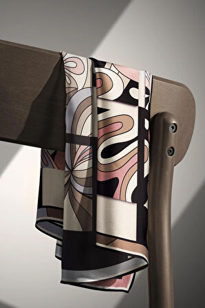 % 57 İPEK % 43 VİSKON Twill İpek Geometrik Desenli Gri - Pudra Renkli 90x90 Dikim Şekli : El Dikişi Eşarp