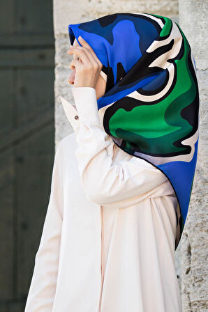 % 57 İPEK % 43 VİSKON Twill İpek Dalga Desenli Saks - Zümrüt Yeşili Renkli 90x90 Dikim Şekli : El Dikişi Eşarp