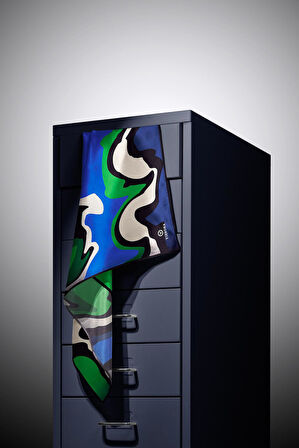 % 57 İPEK % 43 VİSKON Twill İpek Dalga Desenli Saks - Zümrüt Yeşili Renkli 90x90 Dikim Şekli : El Dikişi Eşarp