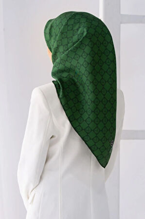 % 57 İPEK % 43 VİSKON Twill İpek Monogram Desenli Zümrüt Yeşili Renkli 90x90 Eşarp Dikim Şekli : El Dikişi