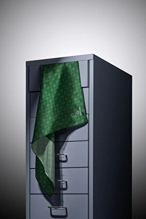 % 57 İPEK % 43 VİSKON Twill İpek Monogram Desenli Zümrüt Yeşili Renkli 90x90 Eşarp Dikim Şekli : El Dikişi