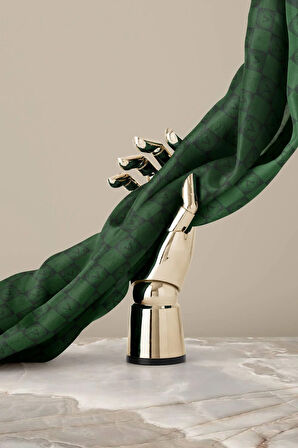 % 57 İPEK % 43 VİSKON Twill İpek Monogram Desenli Zümrüt Yeşili Renkli 90x90 Eşarp Dikim Şekli : El Dikişi