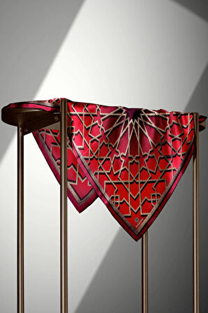 % 57 İPEK % 43 VİSKON Twill Türk Motifi  Desenli Kırmızı Renkli 90x90 Eşarp Dikim Şekli: El Dikişi