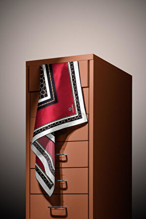 % 57 İPEK % 43 VİSKON Twill İpek Gold Halka Desenli Bordo - Siyah Renkli 90x90 Eşarp Dikim Şekli : El Dikişi