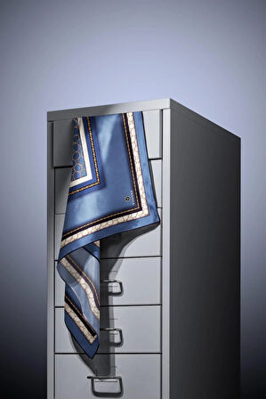 % 57 İPEK % 43 VİSKON Twill İpek Gold Halka Desenli İndigo - Siyah Renkli 90x90 Eşarp Dikim Şekli : El Dikişi