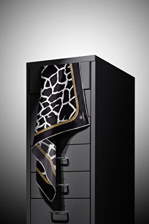 % 57 İPEK % 43 VİSKON Twill Taş Desenli Siyah - Krem Renkli 90x90 Eşarp Dikim Şekli: El Dikişi